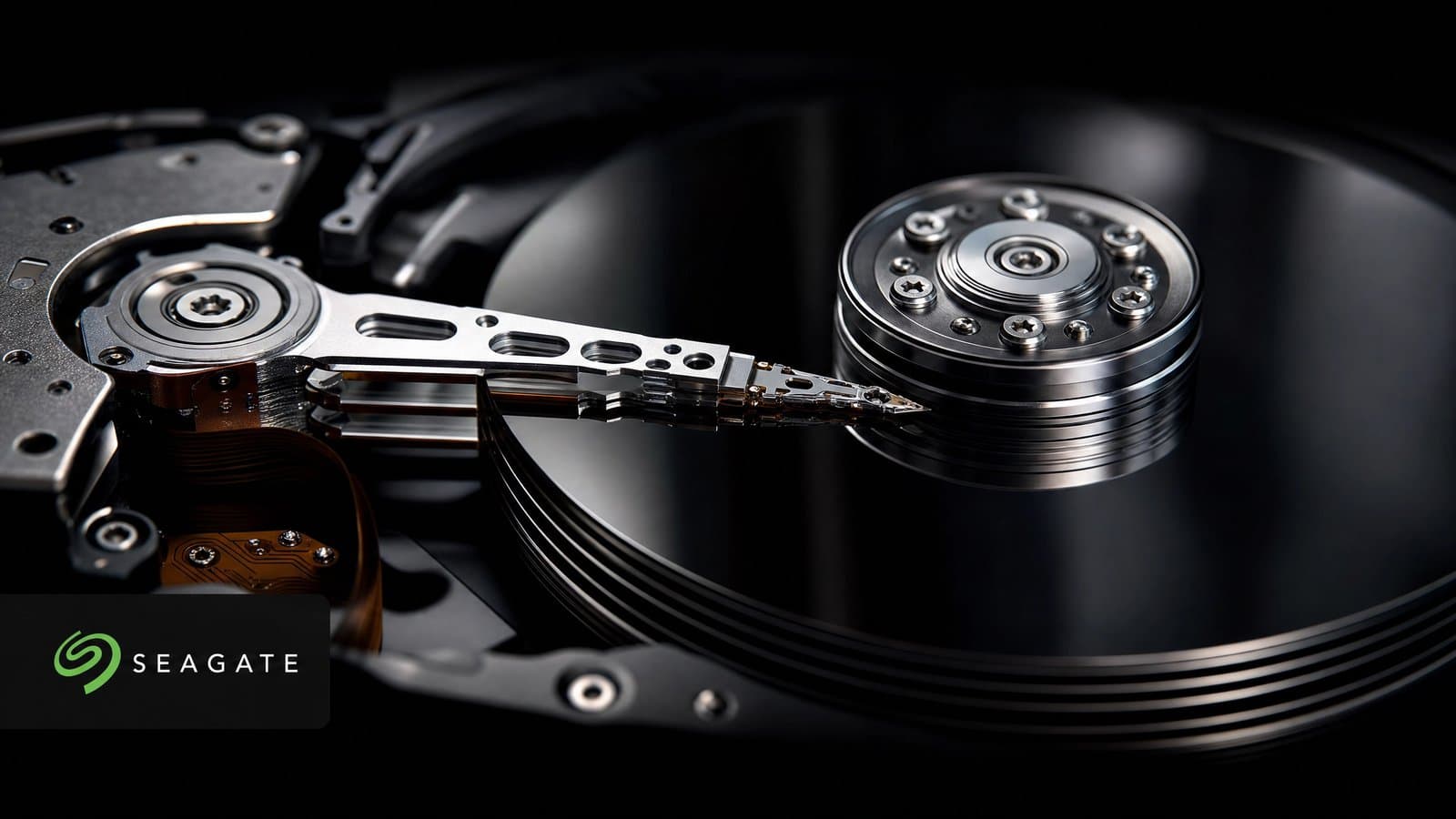 תמונת כותרת: Seagate: המרווח הגולמי קפץ מ-37% ל-52%, והרווח למניה יותר מהוכפל - איך אחסון הפך מסחורה לעסק רווחי